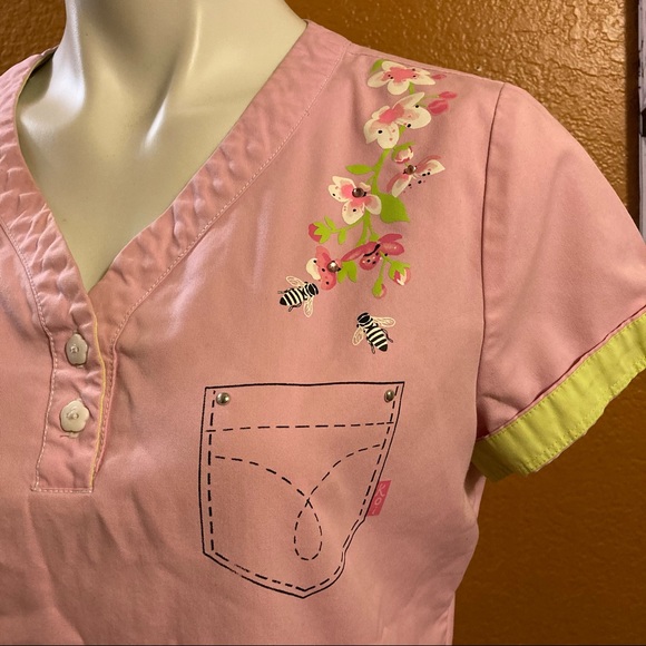 Koi pink bee/floral scrub top - Picture 3 of 8